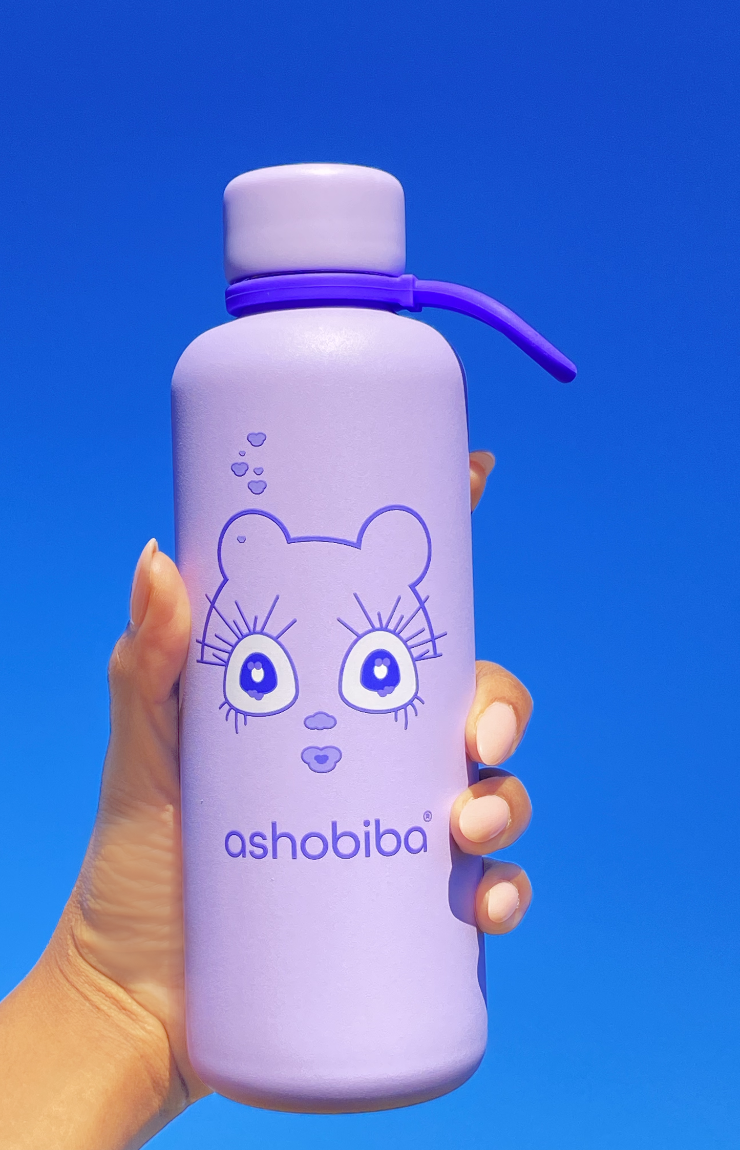 Purple insulated water bottle with a kawaii-style design, featuring the Ashobiba logo. Cute water bottle for girls.
Schattige Paarse drinkbeker voor meisjes. Ideaal voor reisbenodigdheden.