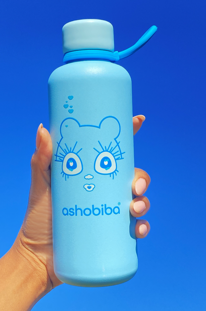Blue insulated water bottle with a kawaii-style design, featuring the Ashobiba logo. Perfect for adding a playful and stylish touch to your daily hydration routine.

Schattige blauwe thermosbeker voor koffie of thee. Ideale voor op reis.